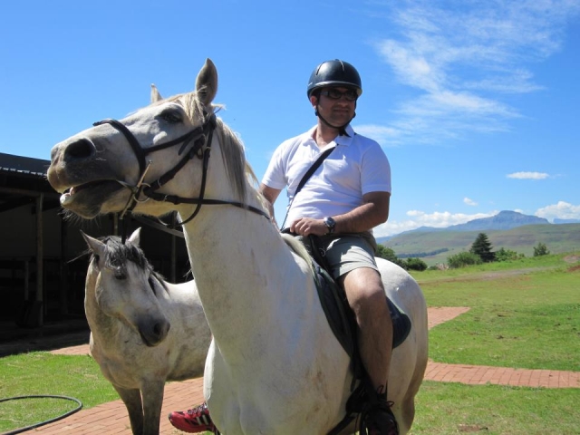  Subir en un caballo blanco 
